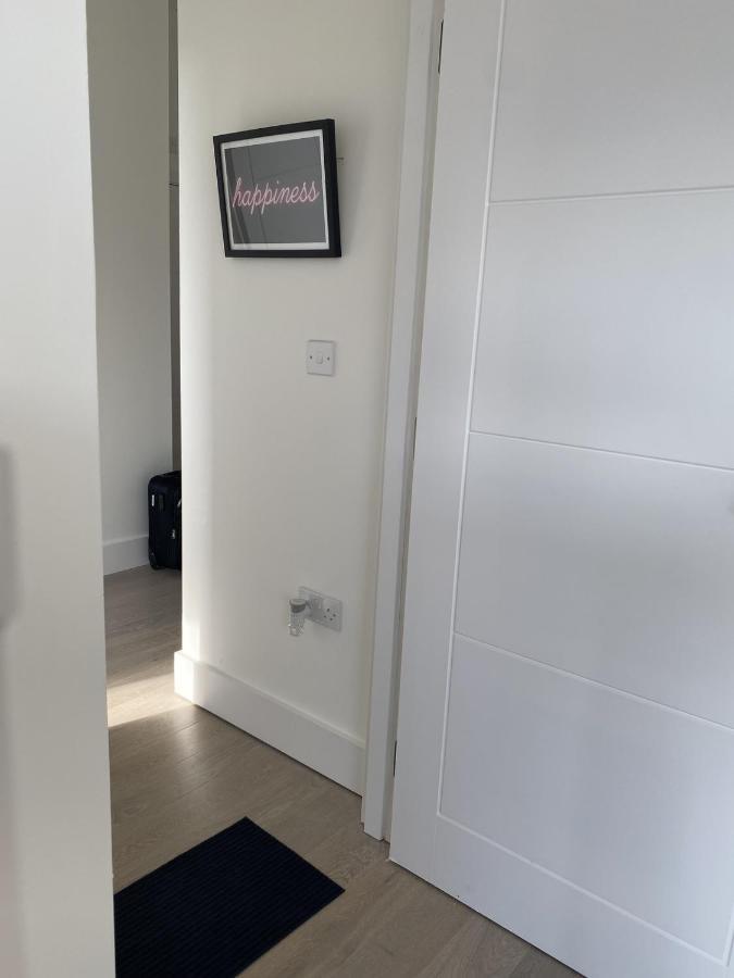 Central Location, Parking, Wi-Fi, Modern Apartment Milton Keynes Bagian luar foto