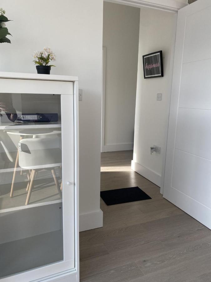 Central Location, Parking, Wi-Fi, Modern Apartment Milton Keynes Bagian luar foto