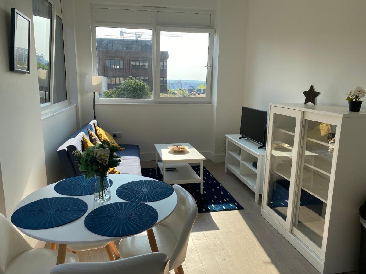 Central Location, Parking, Wi-Fi, Modern Apartment Milton Keynes Bagian luar foto