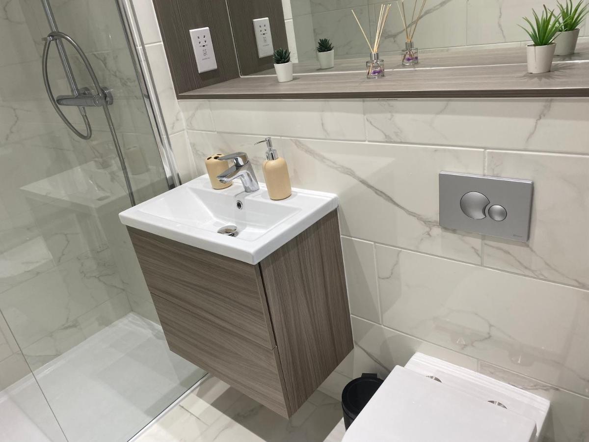Central Location, Parking, Wi-Fi, Modern Apartment Milton Keynes Bagian luar foto
