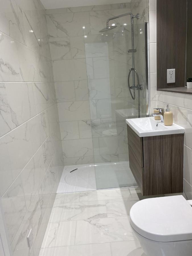 Central Location, Parking, Wi-Fi, Modern Apartment Milton Keynes Bagian luar foto